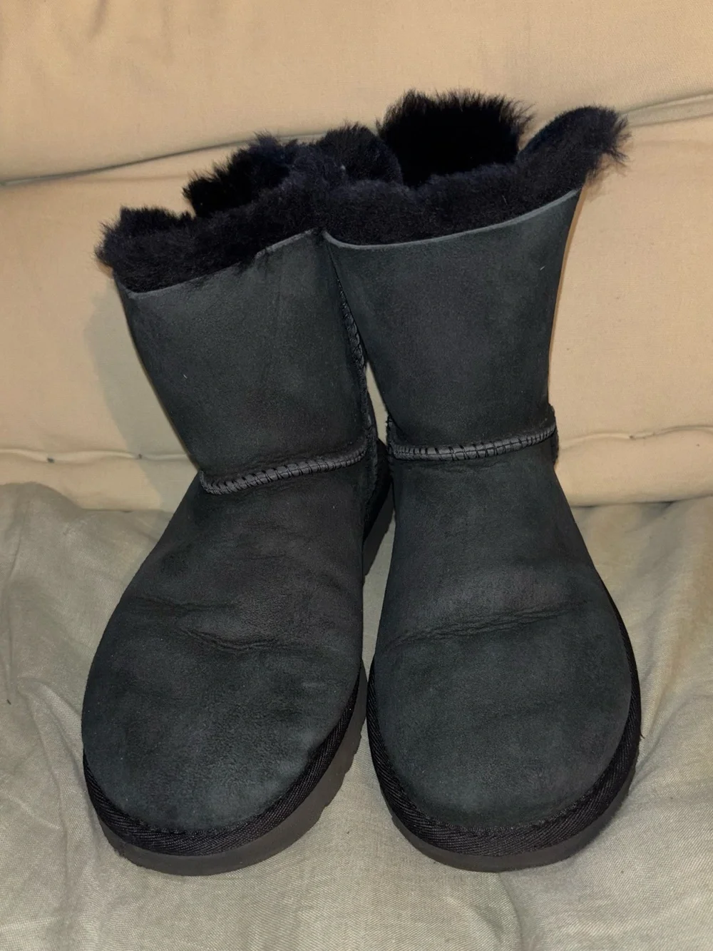 UGG Bailey Bow II Boots Black Sheepskin Satin Bow Women’s Size 7